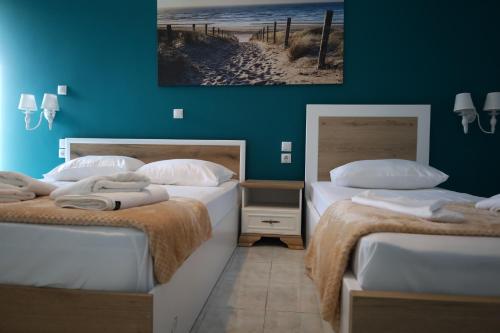 希马拉Stef & Stam Nerantzis的蓝色墙壁客房的两张床