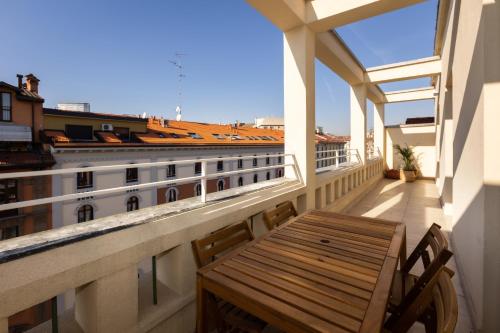 米兰Gaffurio Apartments的大楼内的阳台设有木凳