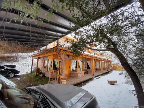 胡宁德洛斯安第斯Santos Lugares Cabañas的一座小木屋,地面上积雪