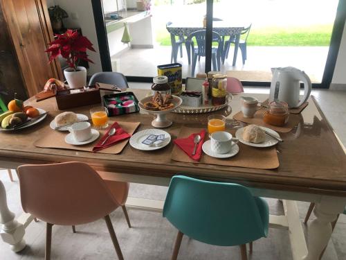 波尔蒂芒Casa Penina的一张桌子,上面放着早餐食品和橙汁