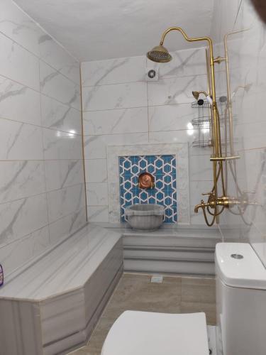 马尔丁Rumet paşa konağı的带浴缸、盥洗盆和卫生间的浴室