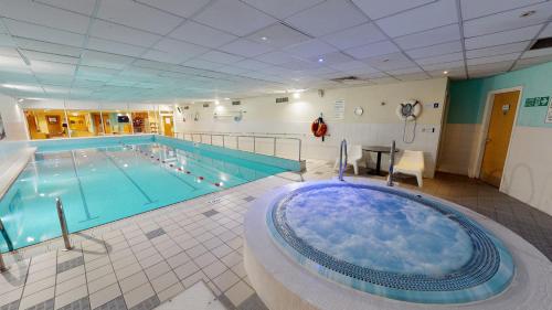 爱丁堡Holiday Inn Edinburgh Zoo, an IHG Hotel的中间设有大型游泳池及大浴缸