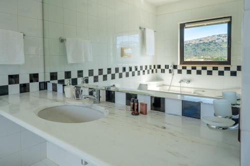 卡利亚里Attico sul Poetto的白色的浴室设有水槽和卫生间。
