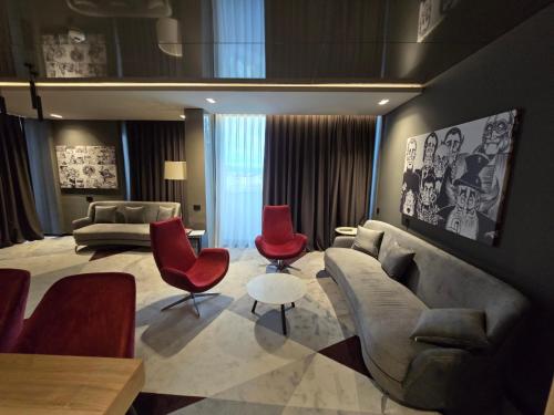 弗拉涅Vojvoda Putnik的带沙发和红色椅子的客厅