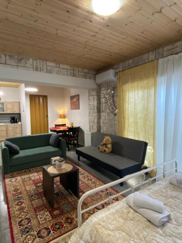 帕特雷D&M STUDIO ΡΙΟ ΠΑΤΡΑ的客厅配有两张绿色沙发和一张桌子