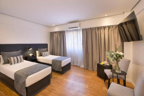 布宜诺斯艾利斯华尔道夫酒店的酒店客房设有两张床和一台平面电视。