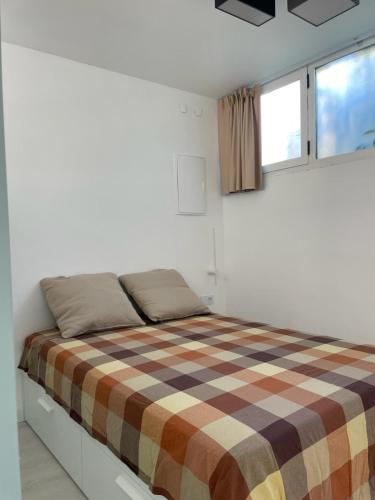马略卡岛帕尔马Esmeralda的一间卧室配有一张带 ⁇ 子毯子的床