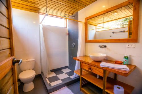 普罗维登西亚Kalaloo Point的浴室配有卫生间水槽和淋浴。