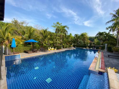 班奥南矛甲米度假酒店的度假村内的大型蓝色海水游泳池