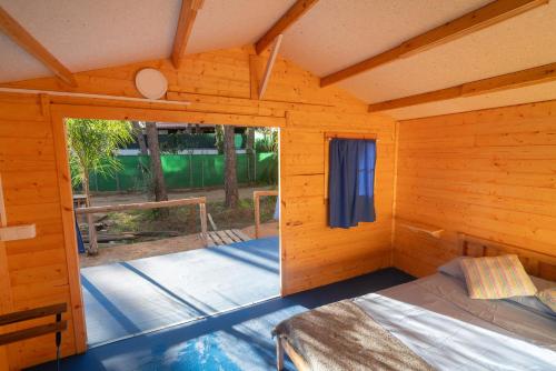克莉丝蒂娜岛ZALUAY - Habitaciones de madera的小木屋内的一个床位