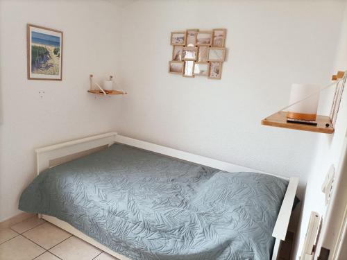 格吕桑Fleur De Sel的卧室位于客房的角落,配有一张床