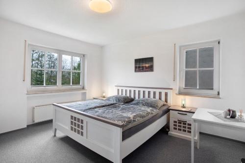 BalveHönneblick的白色卧室设有床铺和水槽