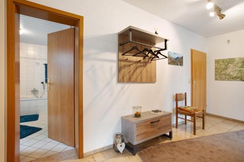 BalveHönneblick的带淋浴、盥洗盆和卫生间的浴室