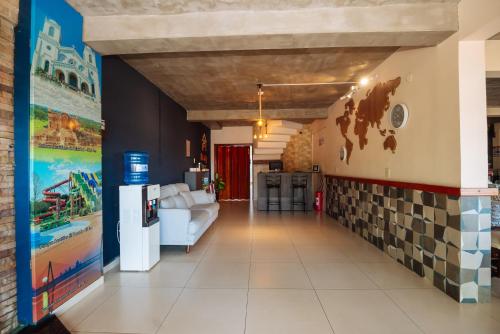 恩卡纳西翁Hotel Renty Beach的走廊设有瓷砖墙和客厅