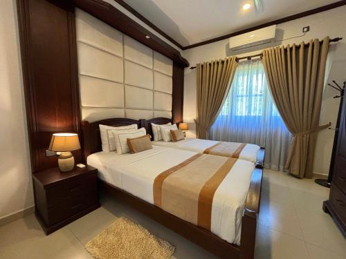 康提Serenity Villa Digana的一间卧室设有一张大床和一个窗户。