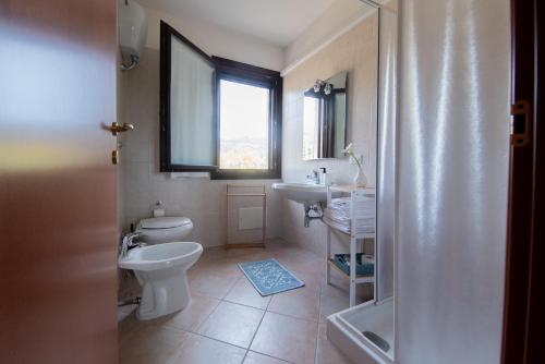 普拉Casa Martina的一间带卫生间、水槽和窗户的浴室