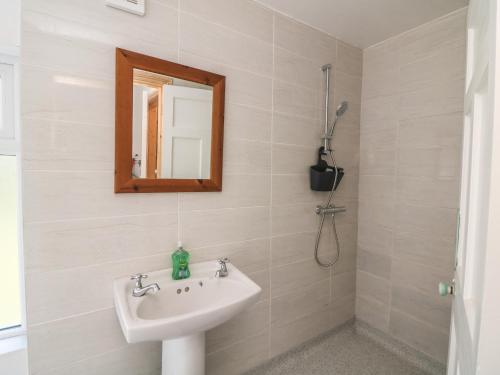 Curragh Cottage的一间带水槽和镜子的浴室