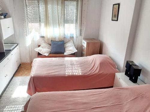 阿莫拉3 bedrooms apartement with city view and wifi at Amora 8 km away from the beach的带厨房的小客房内的两张床