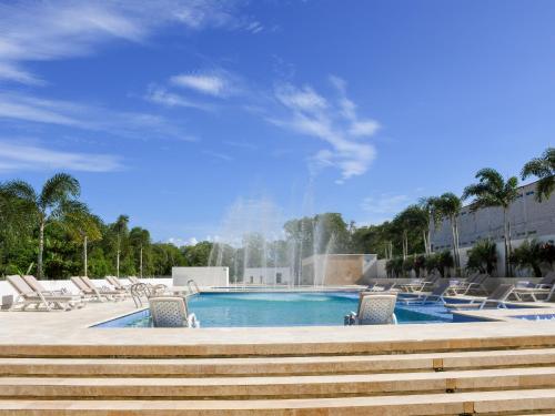 科韦尼亚斯Ciela Hotel & Beach Club的一个带躺椅的游泳池和一个游泳池