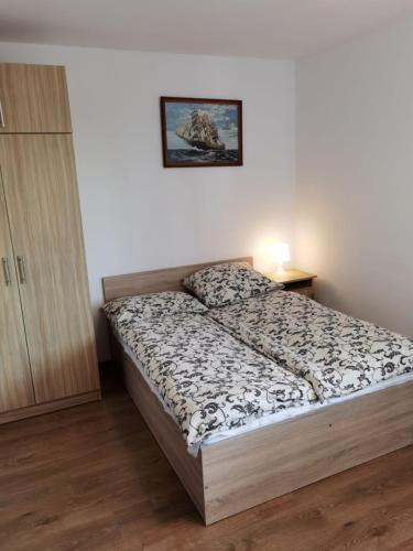 弗瓦迪斯瓦沃沃Gościnna 10的卧室配有一张床
