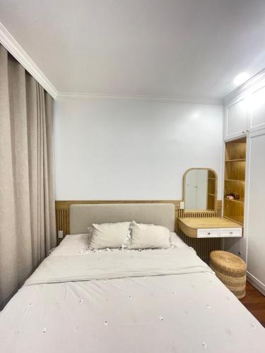 海防Dino Home Hilton Luxury的一间卧室配有一张大床和镜子