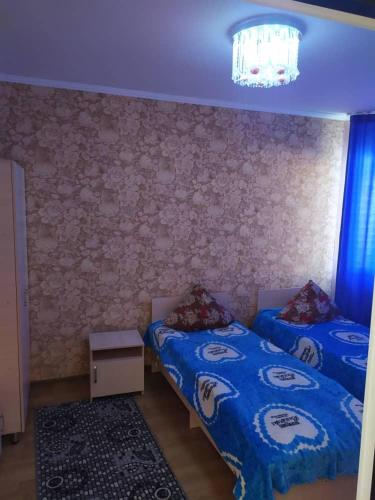 博斯特里Нур пансионат的一间卧室配有两张床和吊灯。