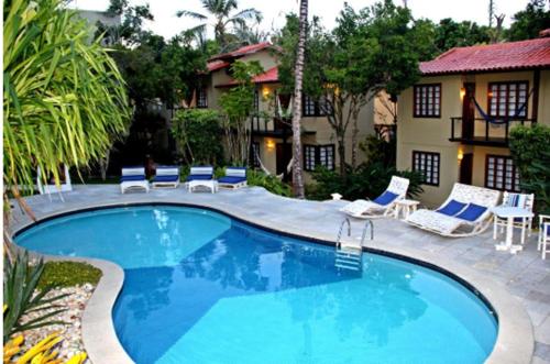 阿拉亚尔达茹达库萨依陶旅馆的一个带椅子的大型游泳池