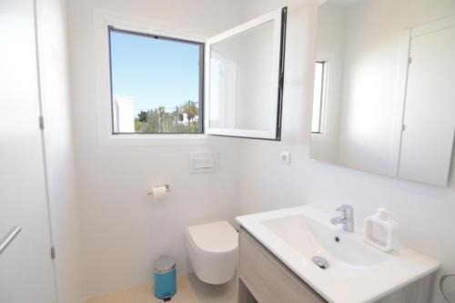 塔拉曼卡Apartamentos Casa Franziska的一间带卫生间、水槽和窗户的浴室