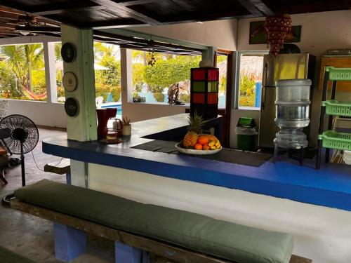 EscuintlaCasa Aris的厨房配有蓝色柜台和一碗水果
