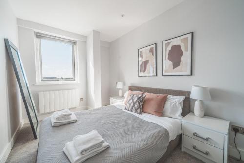 伊斯特雷格Central Eastleigh 1 Bedroom Apartment的白色的卧室设有床和窗户