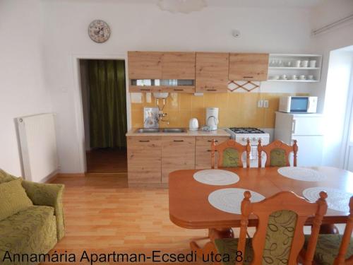 久洛Bányai Apartman的厨房以及带桌椅的用餐室。