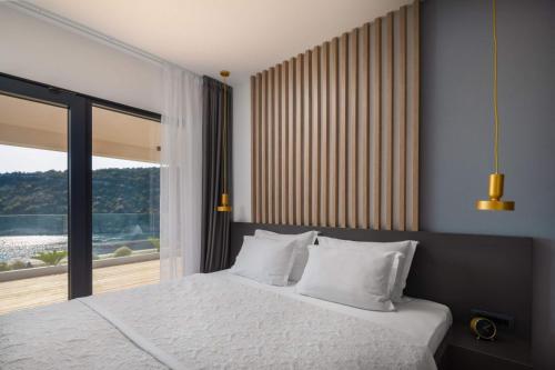 塞尔察Beautifully landscaped property的一间卧室设有一张床和一个大窗户