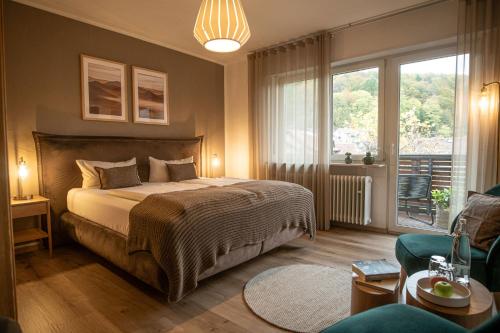 达恩Landgasthaus & Hotel zur Krone的一间卧室设有一张床和一间客厅。