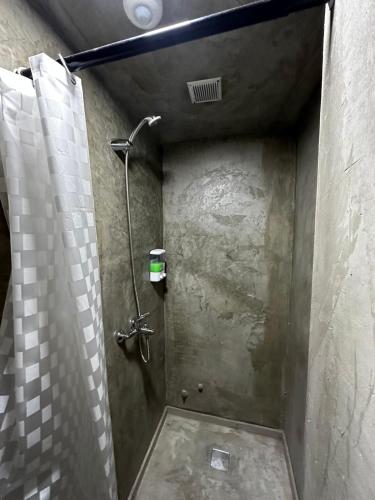 科尔多瓦DOCTA RESIDENCIA的浴室设有淋浴间和浴帘