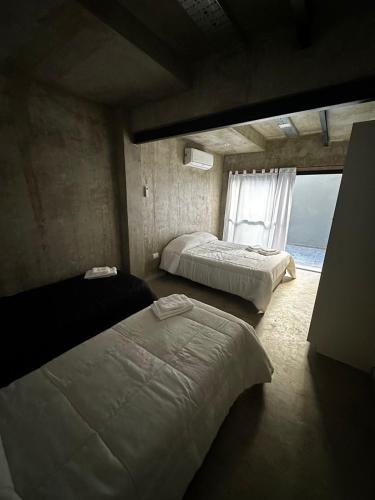 科尔多瓦DOCTA RESIDENCIA的一间卧室设有两张床和窗户。