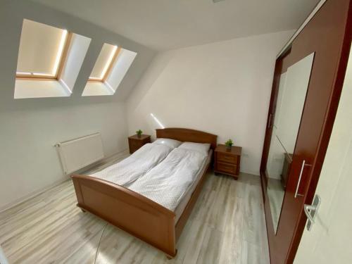 阿拉德Like Home的一间卧室配有一张床、镜子和天窗