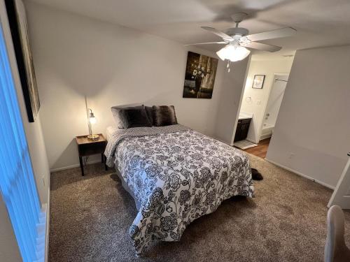 奥斯汀Cozy Rooms的一间卧室配有一张床和吊扇
