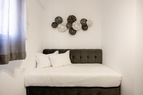 莫诺利索斯FN Suites的卧室配有一张床,墙上有区域
