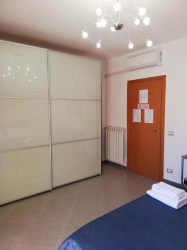 特拉帕尼Passione mare的一间设有大门的大型玻璃隔板的房间