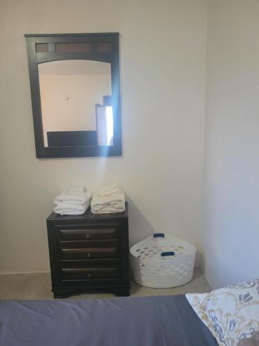 罗得城Impeccable Comfortable 1-Bed Apartment的卧室配有一张床,墙上设有镜子