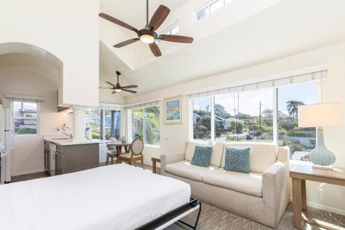 圣地亚哥Wave Crest Resort的一间卧室设有一张床和一间客厅。