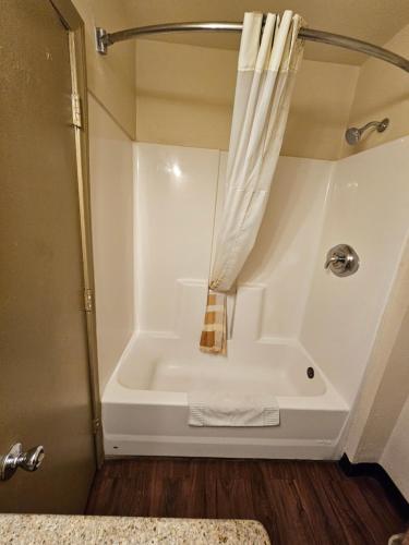 CalexicoCalifornia Suites Motel的浴室设有带浴帘的浴缸