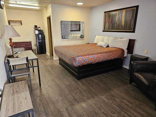CalexicoCalifornia Suites Motel的小型酒店客房配有床和沙发。