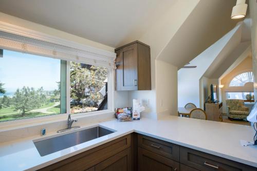 圣地亚哥Wave Crest Resort的厨房设有水槽和窗户。