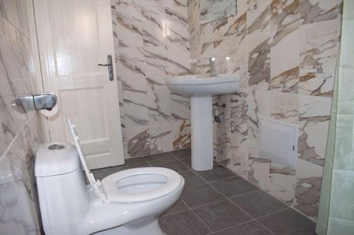 黑角Studio Style Moderne的浴室配有白色卫生间和盥洗盆。