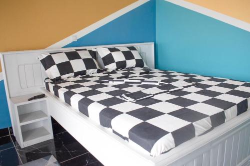 黑角Studio Style Moderne的床上铺有黑白的枕头