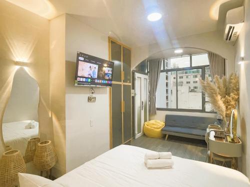 胡志明市6EVEN Nguyen Hue的客房设有床、沙发和电视。