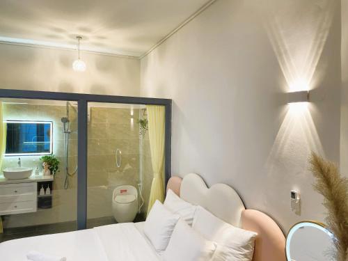 胡志明市6EVEN Nguyen Hue的一间卧室配有一张床,浴室设有淋浴。