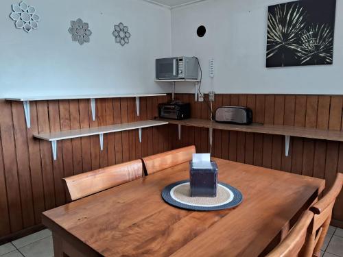 塔尔卡瓦诺Hotel Mar Sur的木桌,带桌子的房间