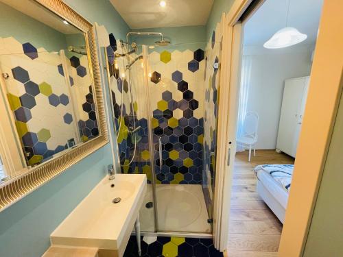 皮兰Villa Verde Piran, Authentic Mediterranean Stay的带淋浴和盥洗盆的浴室